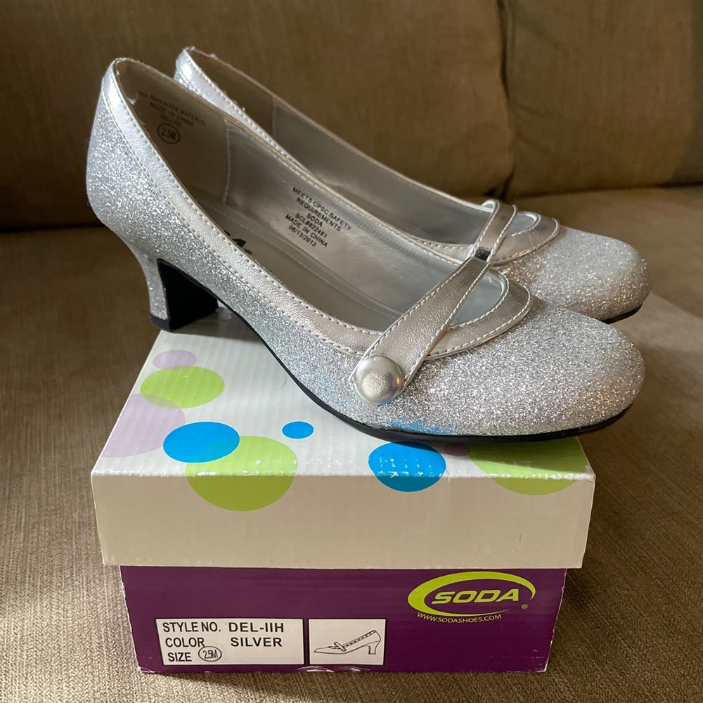 Girls silver sparkle SODA low pumps in size 2.5 medium